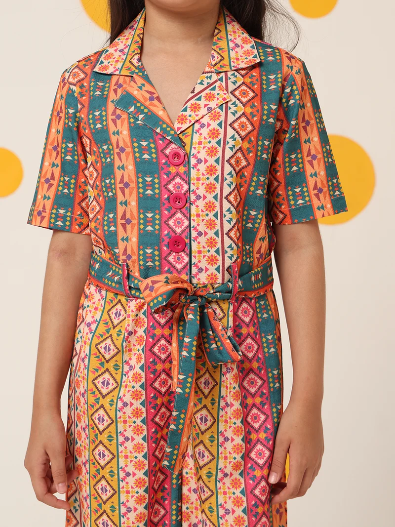 شيري أند جيري جمبسوت طويل بطبعات ملونة من شيري وجيري بنقشة السيرساكر